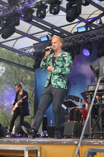 Bara hon älskar mig